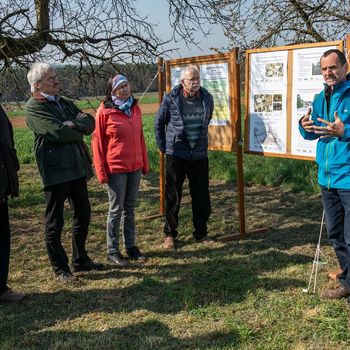 Bernhard Kreissl, Sprecher IG Landwirt gegen Umfahrung Dormitz, verdeutlicht Hubert Weiger und Richard Mergner die negativen Folgen der Umfahrung für die Regionallandwirtschaf, Foto: Günter Schulze Vowinkel-Schwedler
