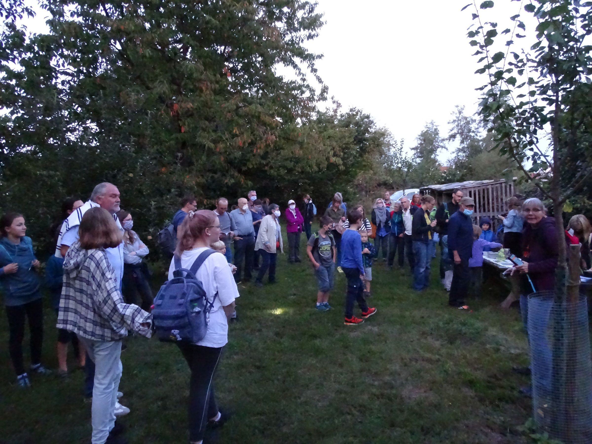Nun ist alles Wesentliche von Ute Gellenthien zu den Fledermäusen gesagt . . . und es wird dunkler; der Tripp durchs Ebersbachtal kann starten, Foto: Karin Weber, Bund Naturschutz