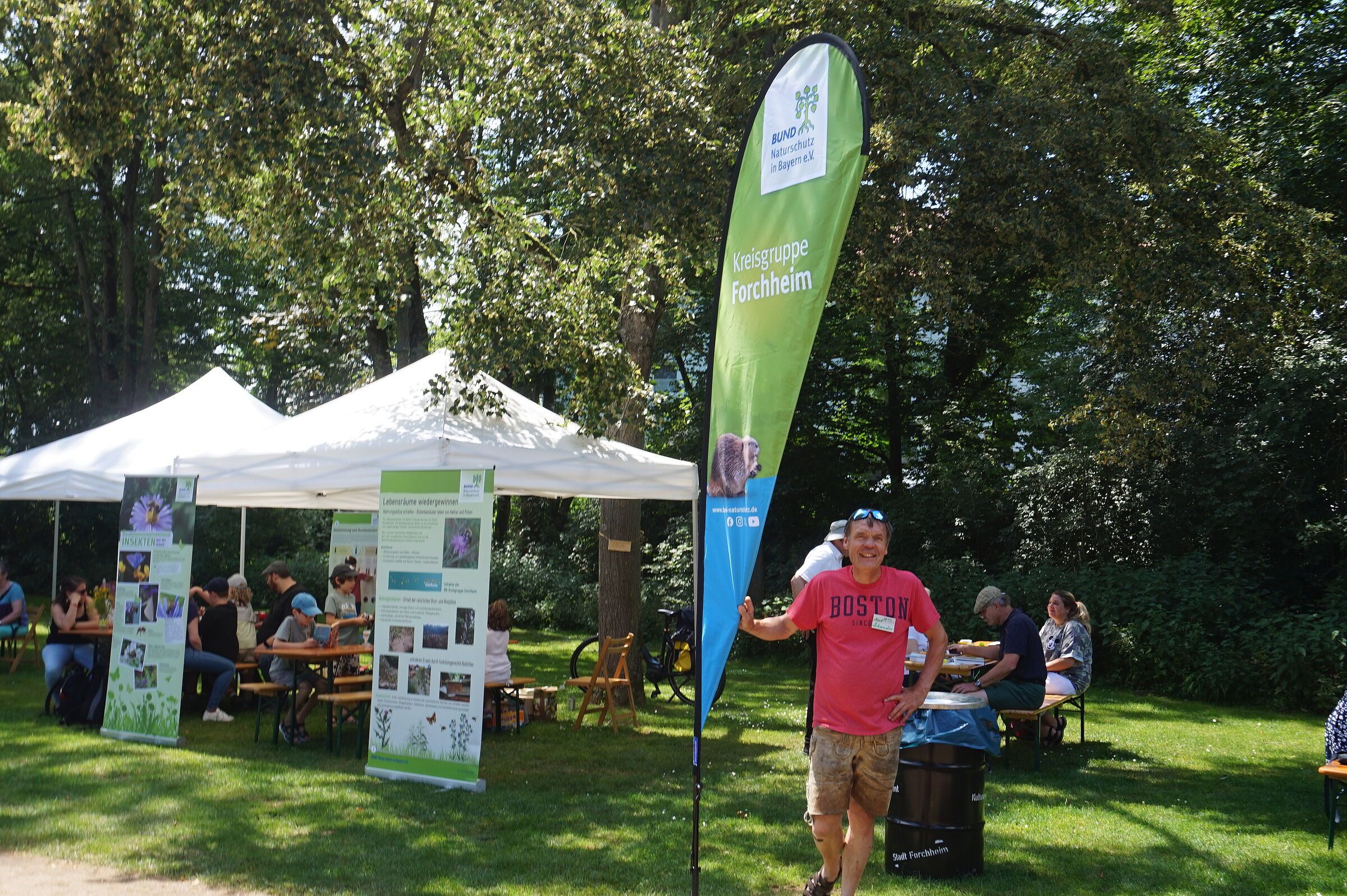 BN-Stand beim Stadtbücherei-Fest, Axel Schauder im Vordergrund, Foto Schauder Stadtbücherei-Fest, BN-Stand