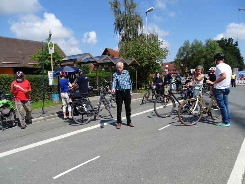 "Darum geht es", Bernhard Birnfeld zeigt auf den sofort wieder weggenommenen Musterstreifen, Foto: Karin Weber