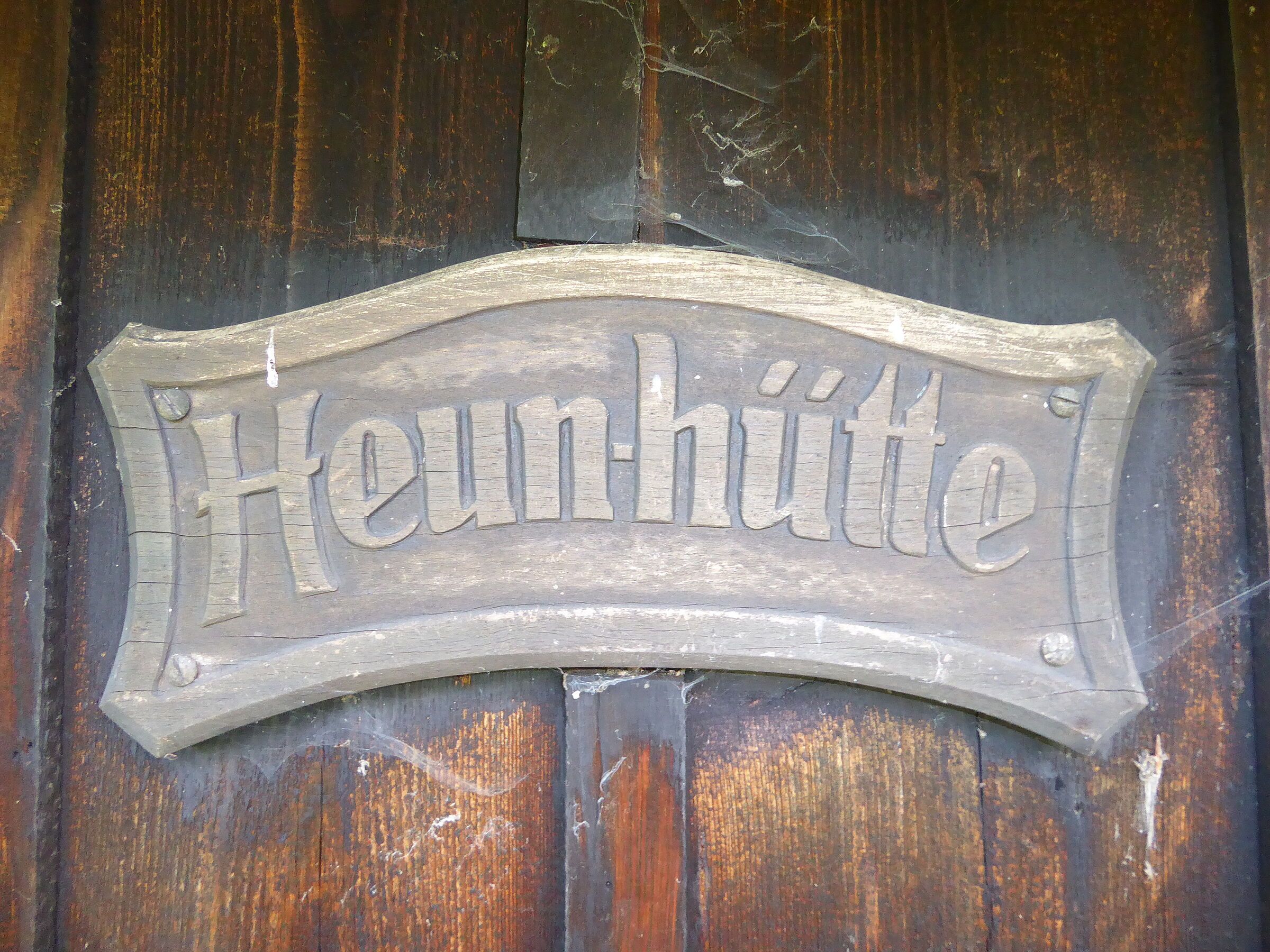 Heunhütten-Schild, Foto Kornalik Heunhütte