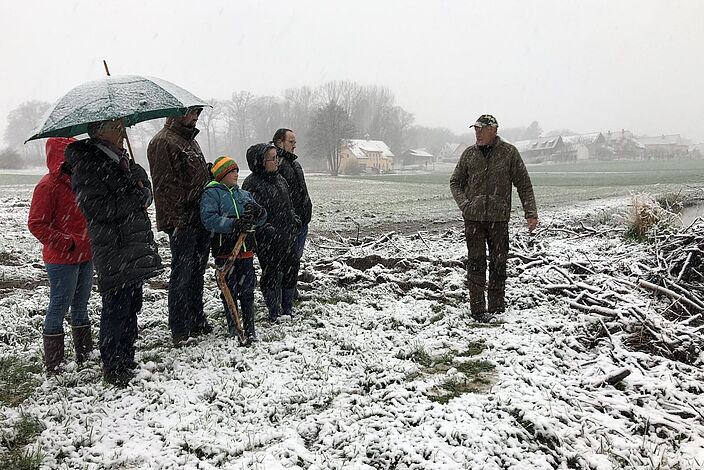 Exkursionsteilnehmer lauschen dem Biberbeauftragten des Landkreises Forchheim vor dem Biberbiotop Lange Wiesen Neunkirchen-Ebersbach; Foto: Sandra Kramps, BN Neunkirchen am Brand u.U.
