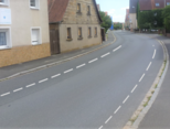 So war eine abwischbare Kreide-Strichlierung beidseits auf 10 bis 20 m Straße als Praxixanschauung gedacht. VERBOTEN vom Staatlichen Bauamt Bamberg, Fotomontage Gerhard Krahl