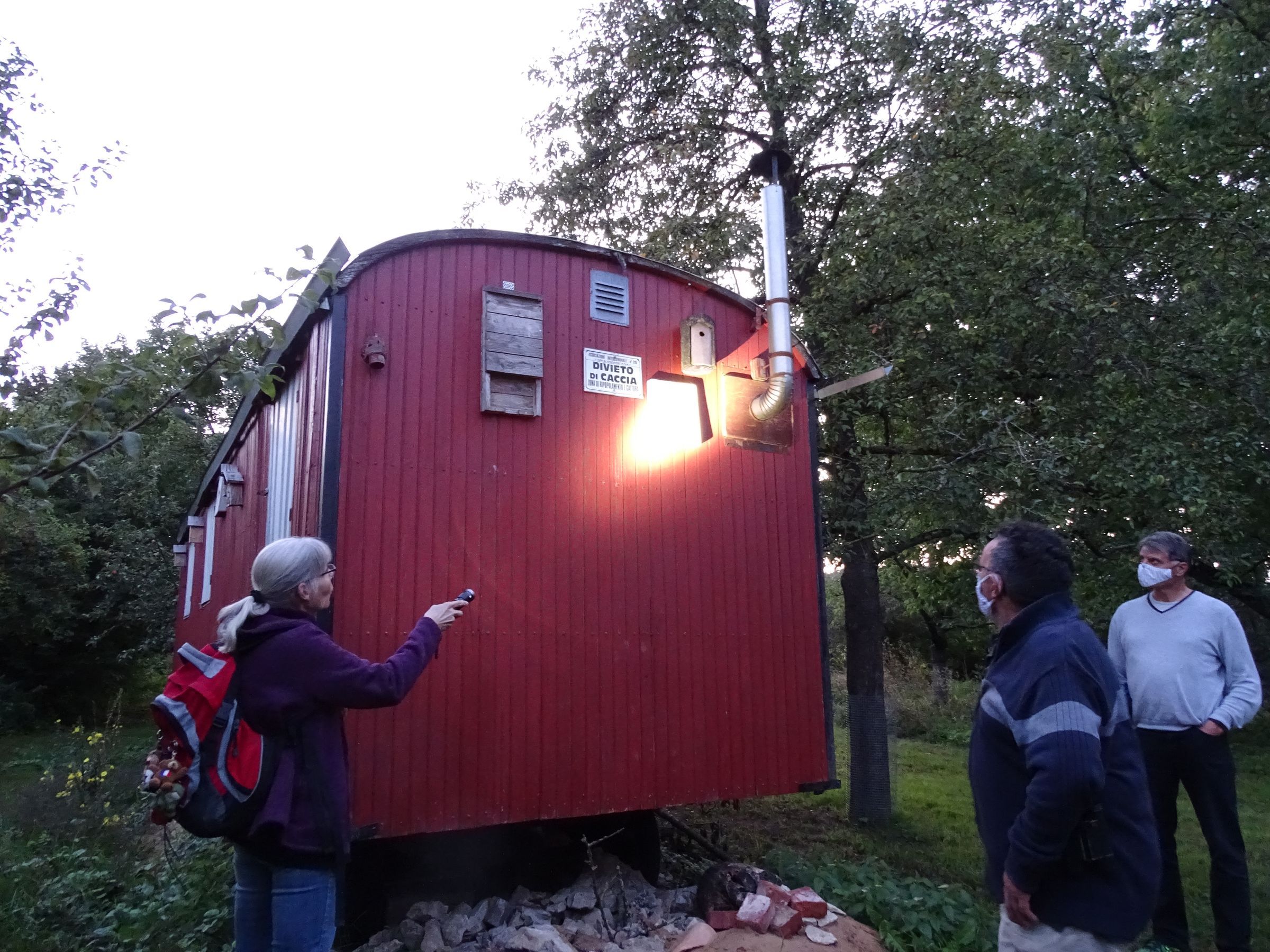 Ute Gellenthien zeigt den Exkursionsteilnehmern Möglichkeit der Hilfe für Fledermäuse, hier Fledermauskästen, welche beim BN zu erwerben sind; Foto: Karin Weber, Bund Naturschutz
