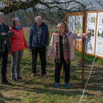 Karin Weber, Stellvertretende Vorsitzende BN-Ortsgruppe Neunkirchen a.Br. u.U., zeigt Richard Mergner die Möglichkeiten von Alternativen zur Umfahrung auf, Foto: Günter Schulze Vowinkel-Schwedler