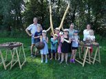 Insektenhotel-Mannschaft: die Kinder-Akteure mit den BN-Mitgliedern Werner Kruckow, Karin Weber und Sandra Kramps (v. li) - Ferienprogramm 2019 Dormitz, Foto: Karin Weber
