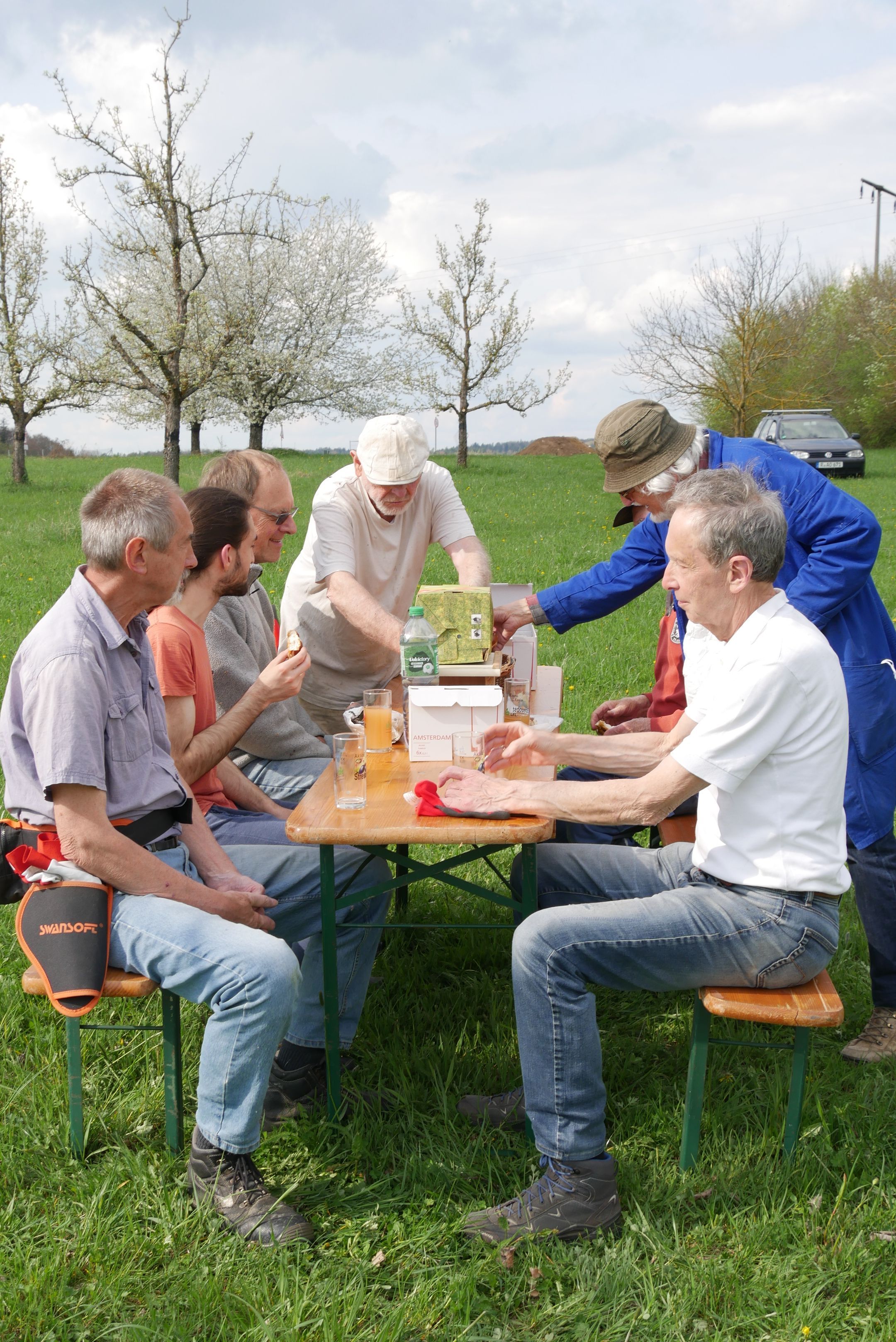 Brotzeit nach Baumpflege Streuobstwiese Kasberg