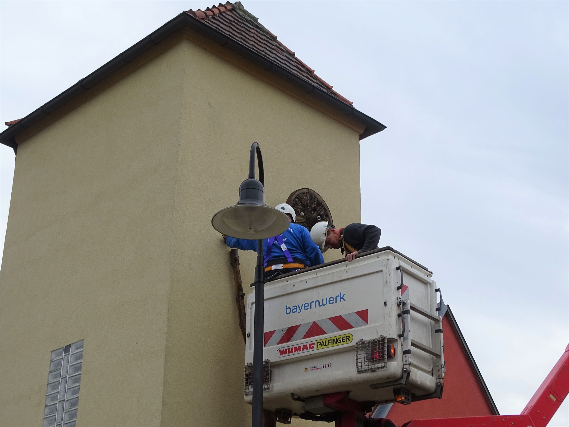 Trafohaus in Dormitz wird Vogel- und Insektenhaus - packen wir's an - Montagepersonal bei der Arbeit, Foto: Karin Weber, Bund Naturschutz