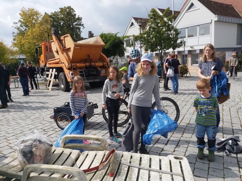 Familie Meise und Edelhäußer beim Müllsortieren; Foto: Werner Kruckow, BUND Naturschutz, OG Neunkirchen a.Br. u.U.