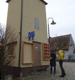 Trafohaus in Dormitz wird Vogel- und Insektenhaus - Insektenrahmen gesetzt, die Wohnungen aus kleinröhrigem Material können folgen, Bürgermeister Bezold bei der Abnahme, Foto: Karin Weber, Bund Naturschutz
