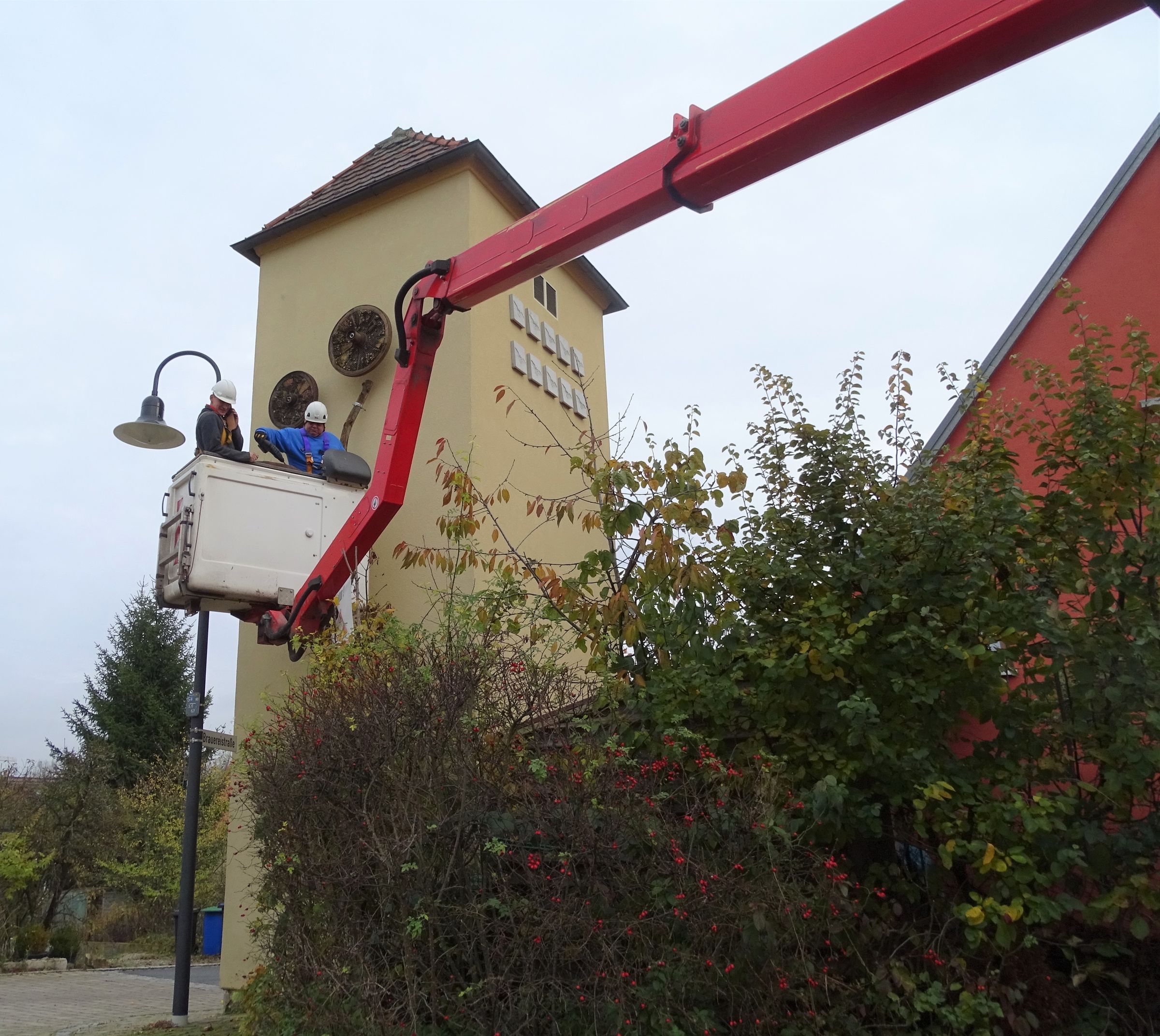 Trafohaus in Dormitz wird Vogel- und Insektenhaus - packen wir's an - die Beteiligten im Luftsprung zur Umsetzung, Foto: Karin Weber, Bund Naturschutz