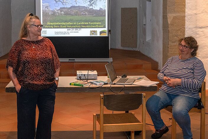 Vortrag Streuobstlandschaften im Landkreis Forchheim; Karin Weber (li), Claudia Munker (re); Foto: Günter Schulze Vowinkel-Schwedler, BUND Naturschutz, OG Neunkirchen a.Br. u.U. Vortrag Streuobstlandschaften im Landkreis Forchheim; Karin Weber (li), Claudia Munker (re); Foto: Günter Schulze Vowinkel-Schwedler, BUND Naturschutz, OG Neunkirchen a.Br. u.U.