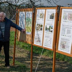 Bernhard Birnfeld, 1. Vorsitzener BN-Ortsgruppe Neunkirchen a.Br. u.U., erläutert die überkomme Planung aus den 1960er Jahren, Foto: Günter Schulze Vowinkel-Schwedler