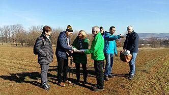 MdL Ursula Sowa (Bildmitte) vor Ort - Umfahrungen Dormitz/Neunkirchen a.Br.; v. l. n. r.: Hildegard Bauernfeind, Bernhard Birnfeld, Hans-Thomas Benz, Gerhard Derfuß, Bernhard Kreissl, Karl Waldmann