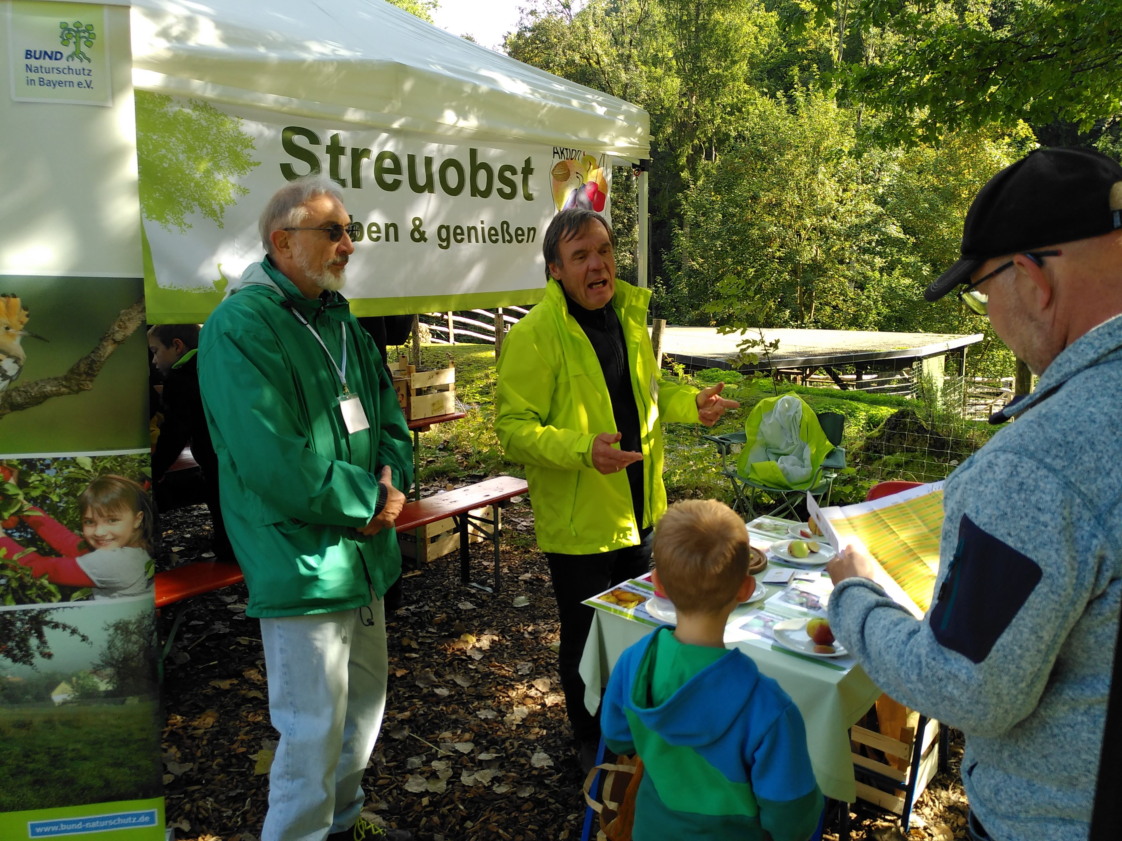 Apfelverkostung am Herbstmarkt Hundshaupten