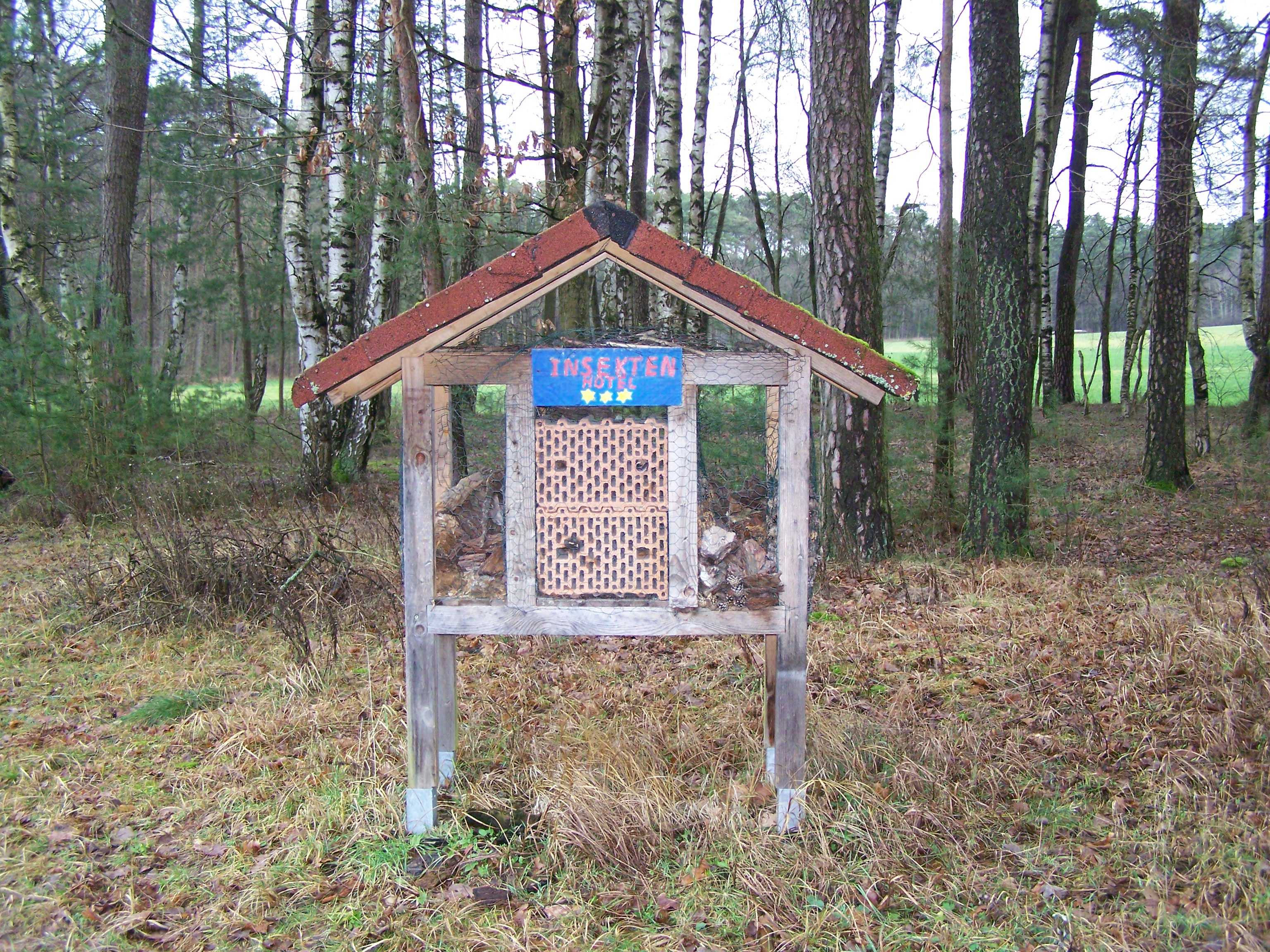 Sanierungsbedürftiges Insektenhotel