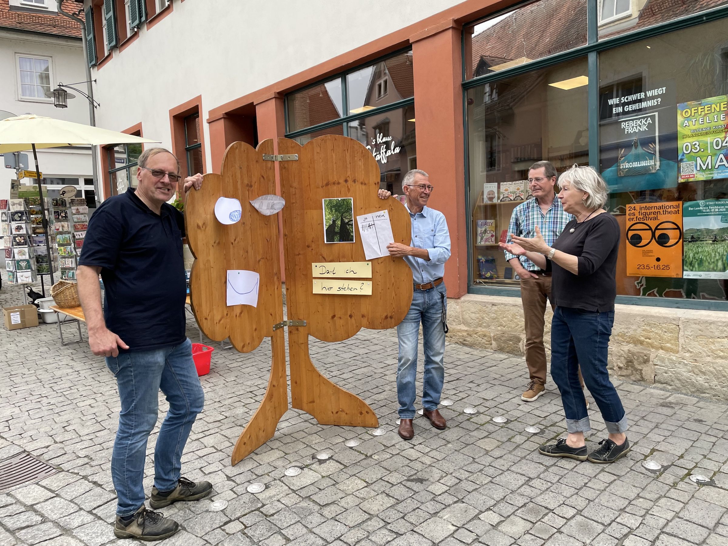 Baumumfrage im Stadtgebiet, Foto B. Lotz Baummodell auf Reisen durch die Forchheimer Innenstadt