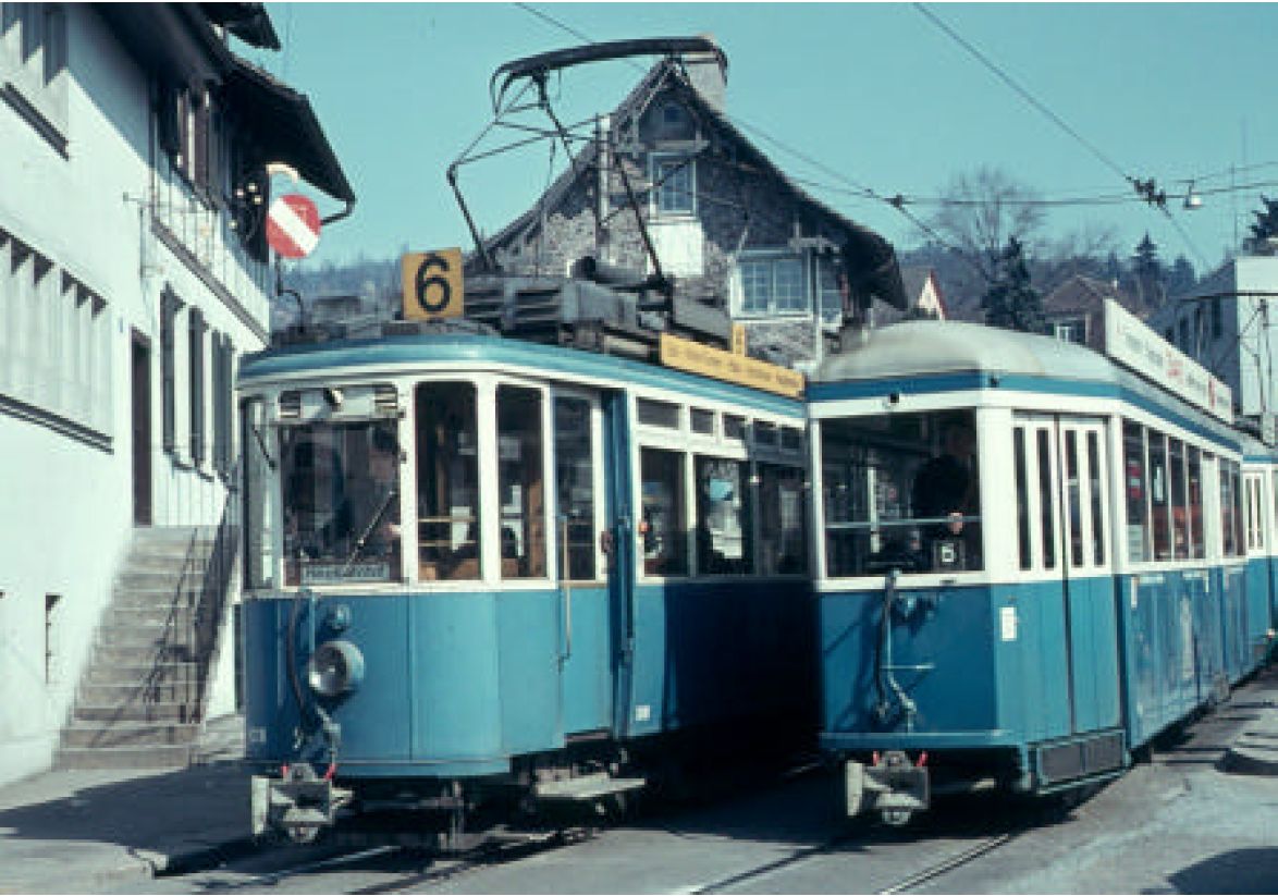 1970 Begegnung schmaler Schweizer Straßenbahnen bei Ortsengstellen Foto: K. Illmer