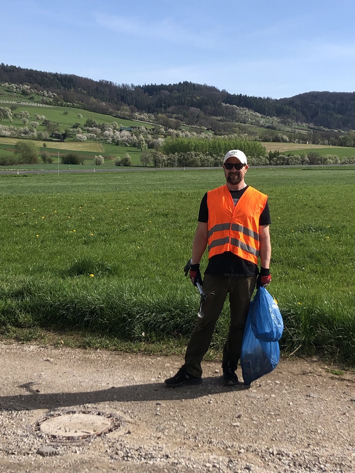 BN-Neunkirchen a. Br. u. U. April 2024. Müll sammeln entlang der Großenbucher Straße. Fotografin: Sandra Kramps.